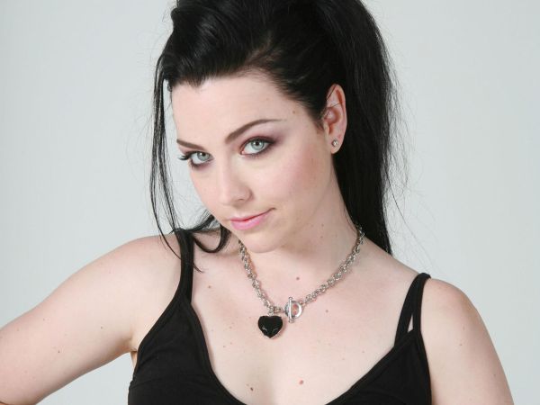 Amy Lee: ”Evanescence nu s-a destramat”